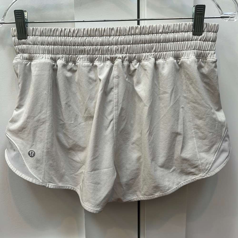 Lululemon Hotty Hot 2.5” bone color